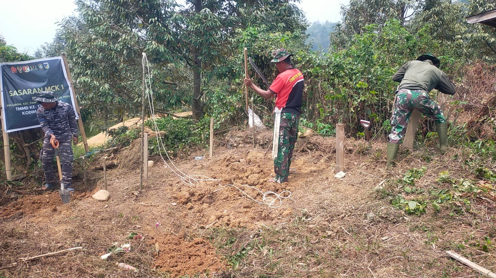 Langkah Perdana TMMD ke-130: Penggalian Pondasi MCK untuk Warga Leboni