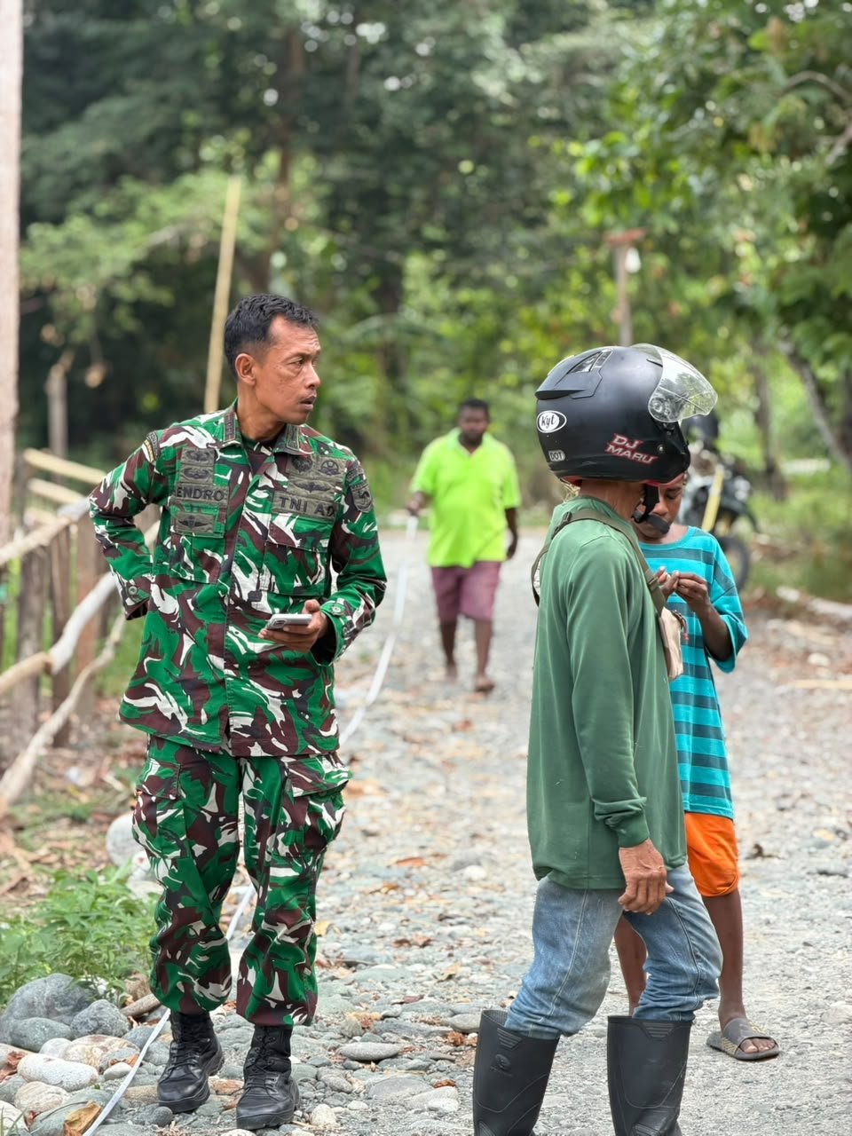 Kapten Inf Hendro Sampaikan Sosialisasi Sebelum Pembangunan Jalan Akses Dimulai