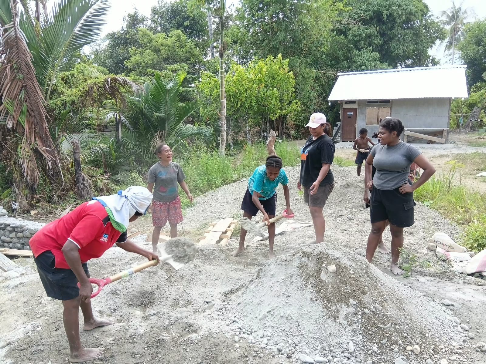 Keterlibatan Ibu-Ibu Papua Memperkuat TMMD ke-130 di Ransiki