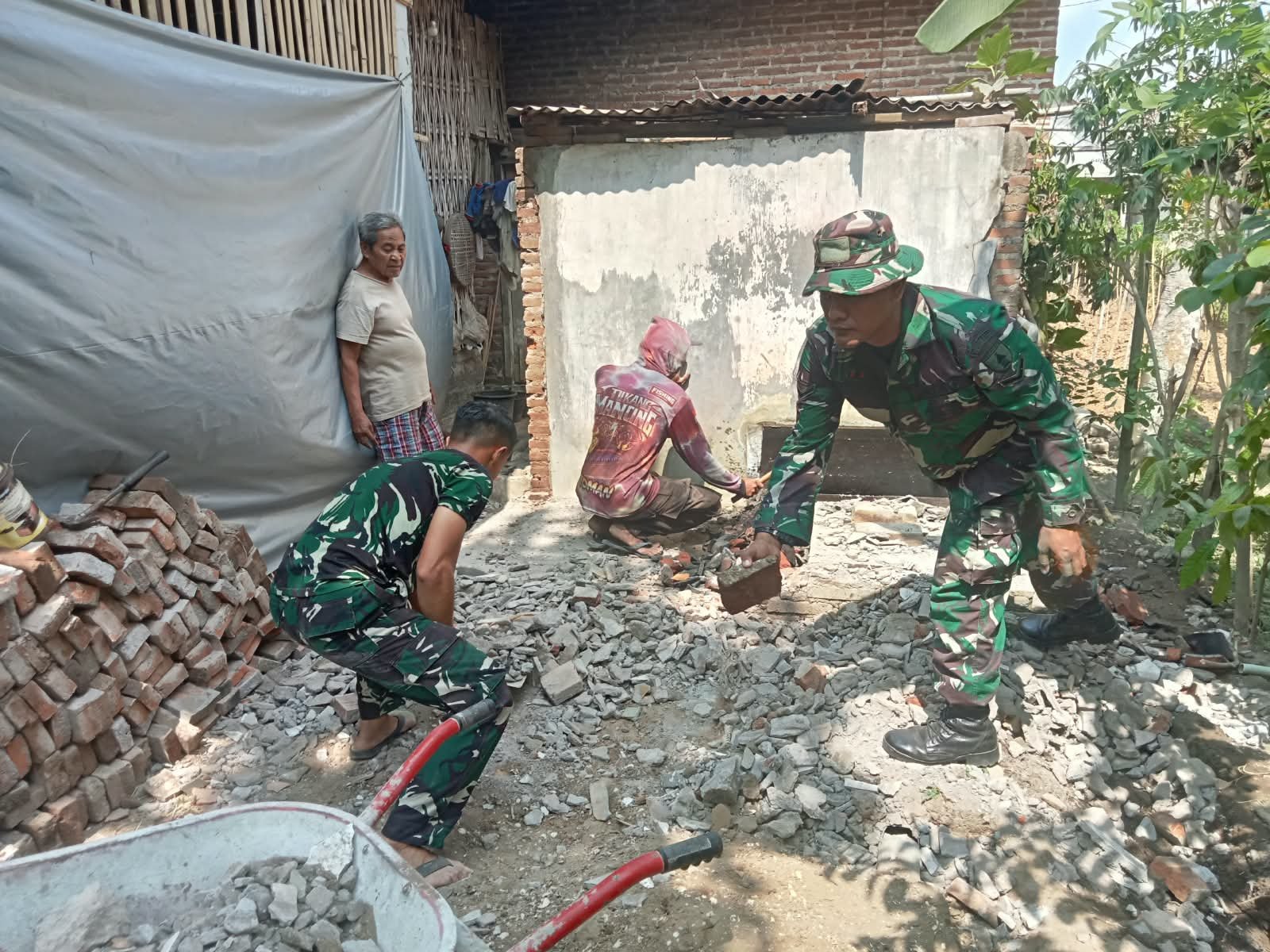 Pembangunan Rumah Suparlan Diawali dengan Pembersihan dan Persiapan di Tulungagung