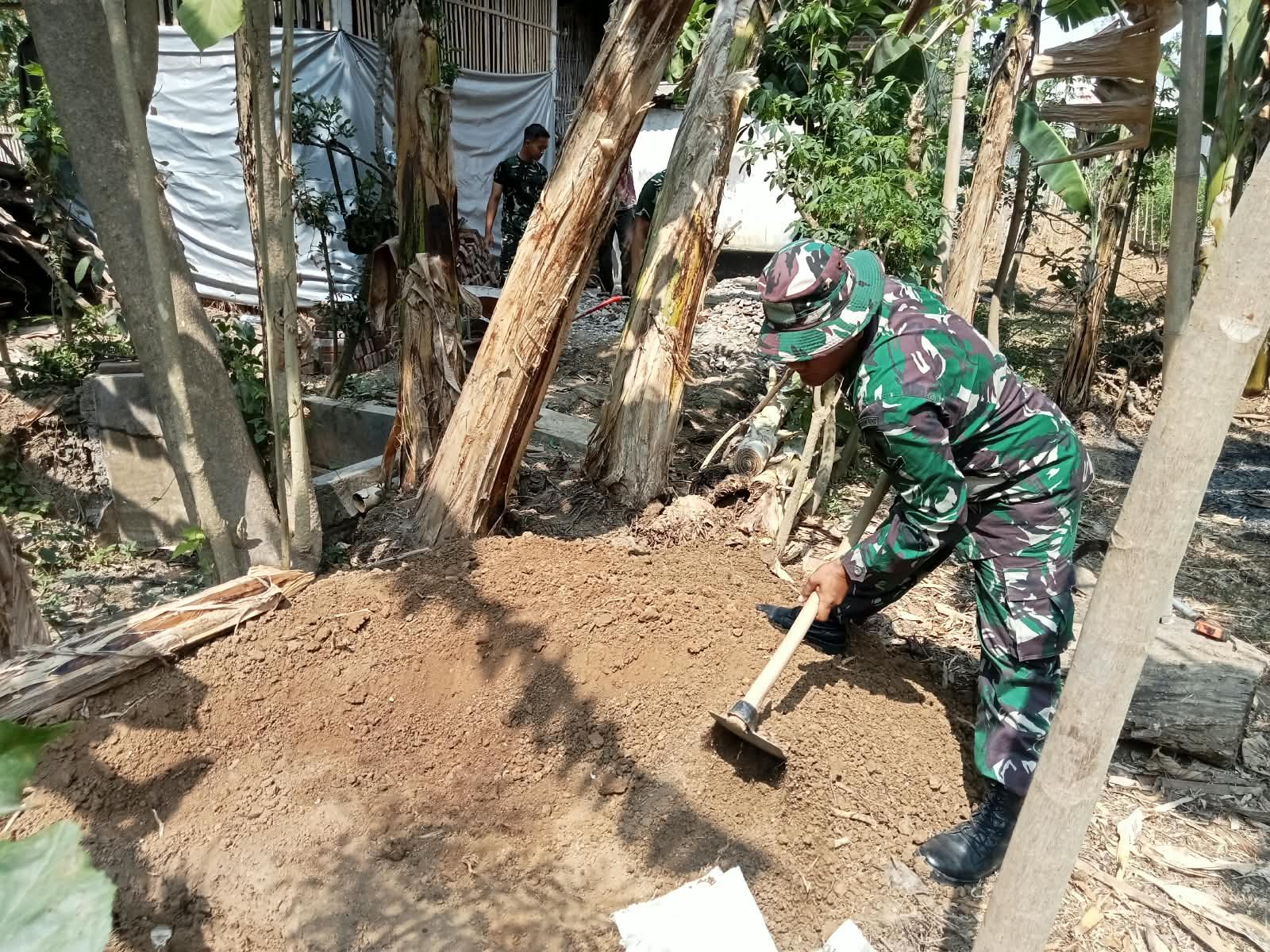 Satgas TNI Dukung Suparlan Mewujudkan Rumah Impian di Tulungagung