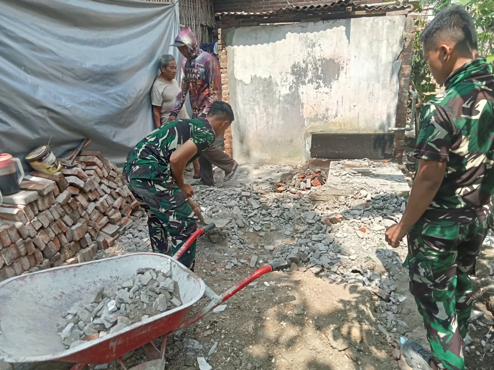 TMMD Tulungagung: Integrasi Pembangunan Rumah dan Sanitasi untuk Suparlan