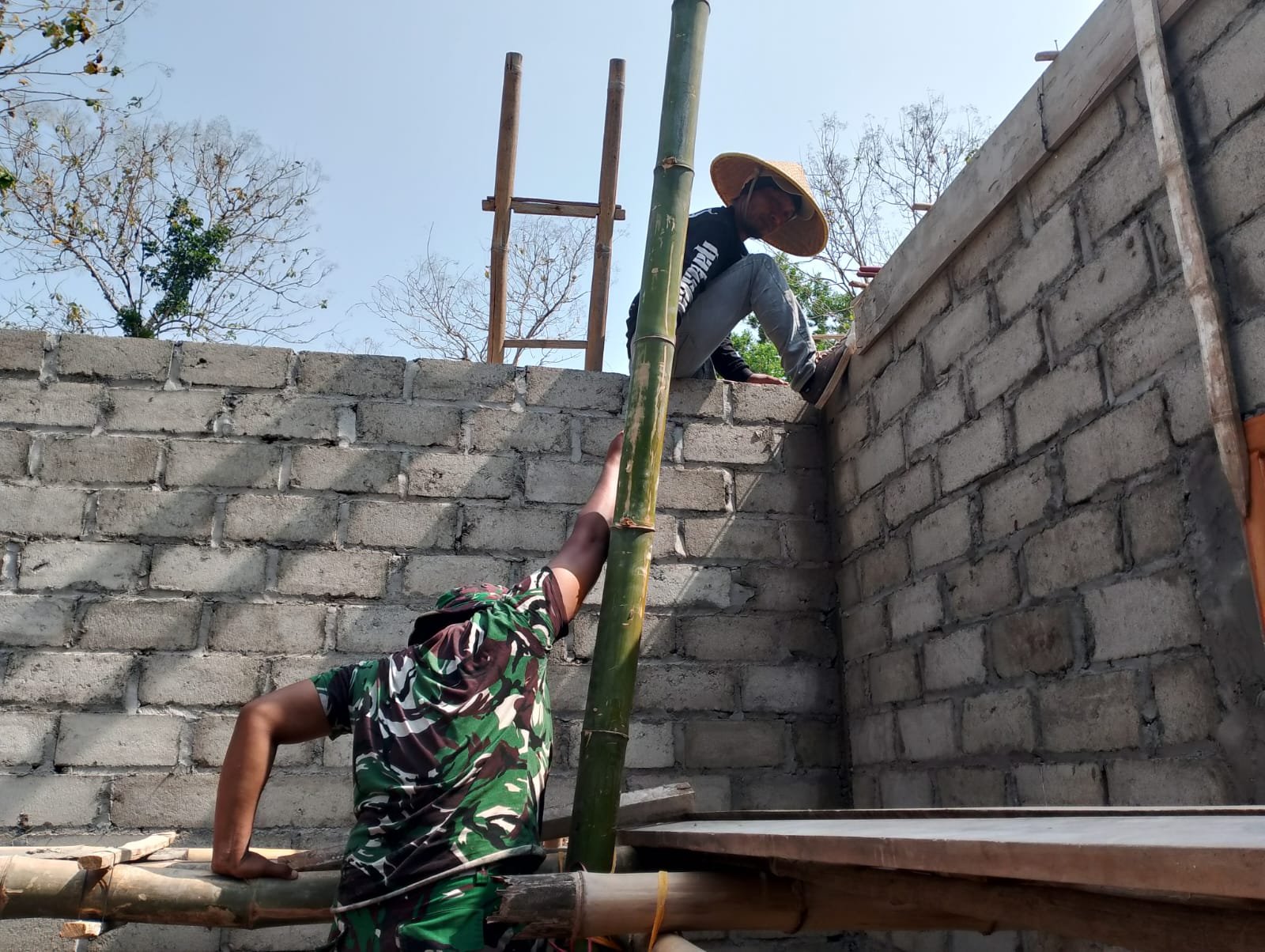 TMMD Tulungagung Lengkapi Rumah Mbah Waqilah dengan Fasilitas Sanitasi Baru