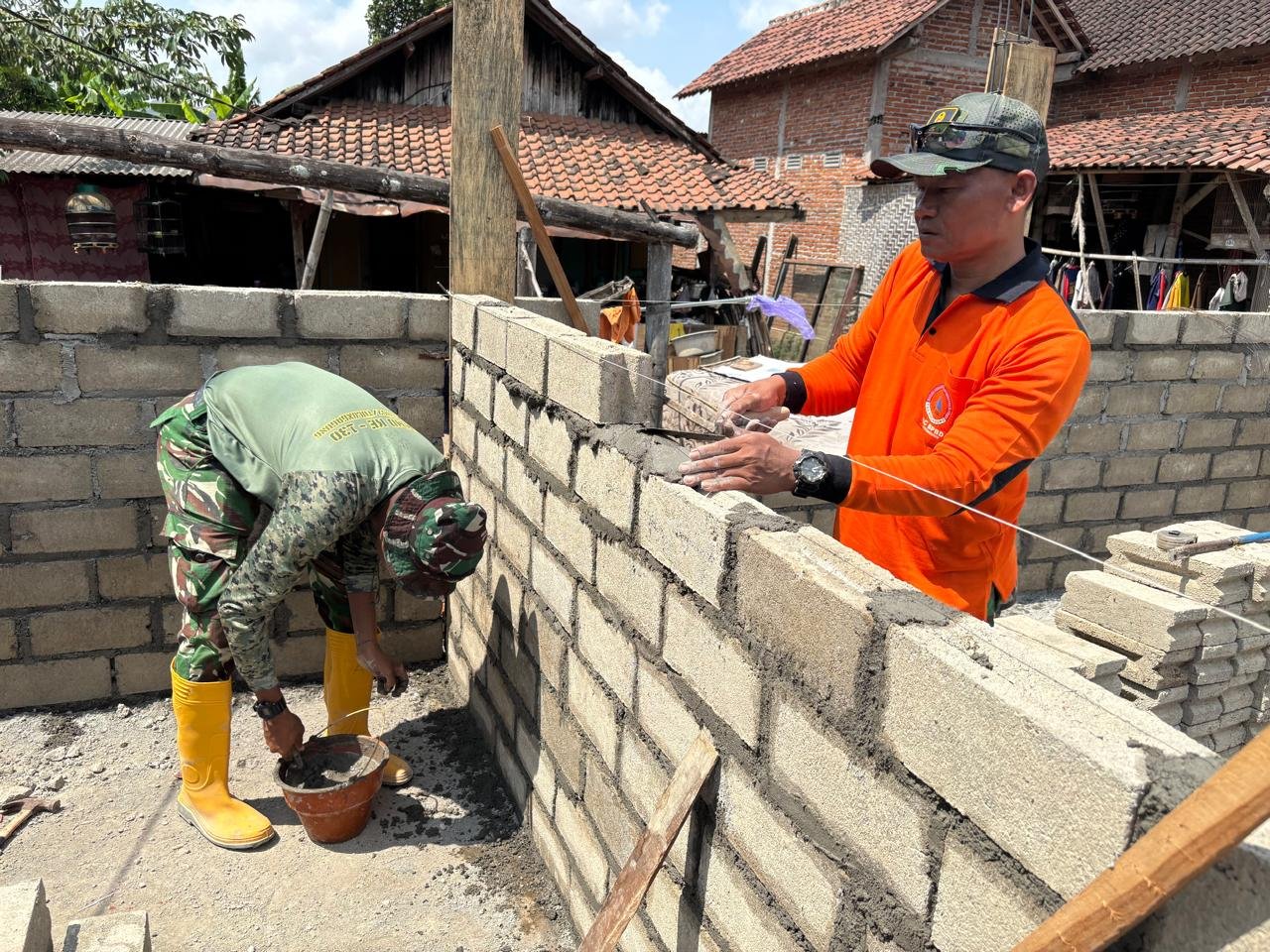 Agus Suwandi Dukung Pembangunan Rumahnya Bersama Satgas TMMD di Desa Pojok