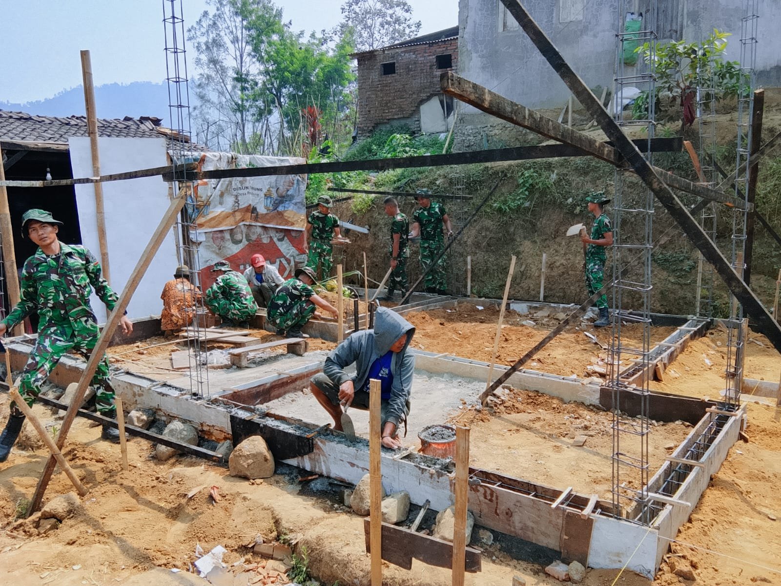Pondasi Rumah Bapak Nanang: Upaya Satgas TMMD Untuk Masyarakat Malang