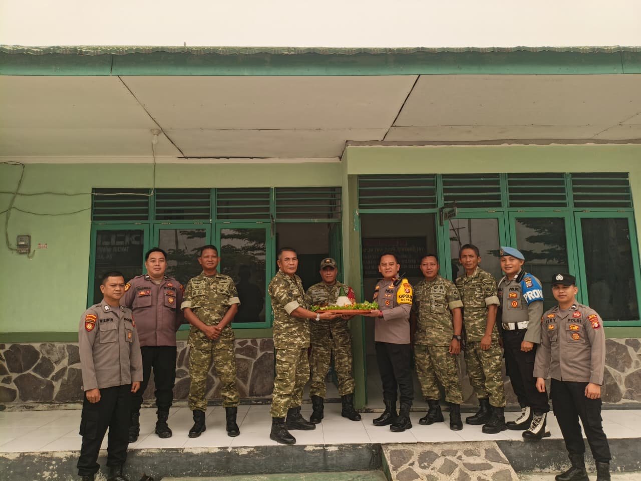 Kapolsek Sepang Serahkan Tumpeng HUT TNI ke-81 kepada Koramil 1018-01/Sepang