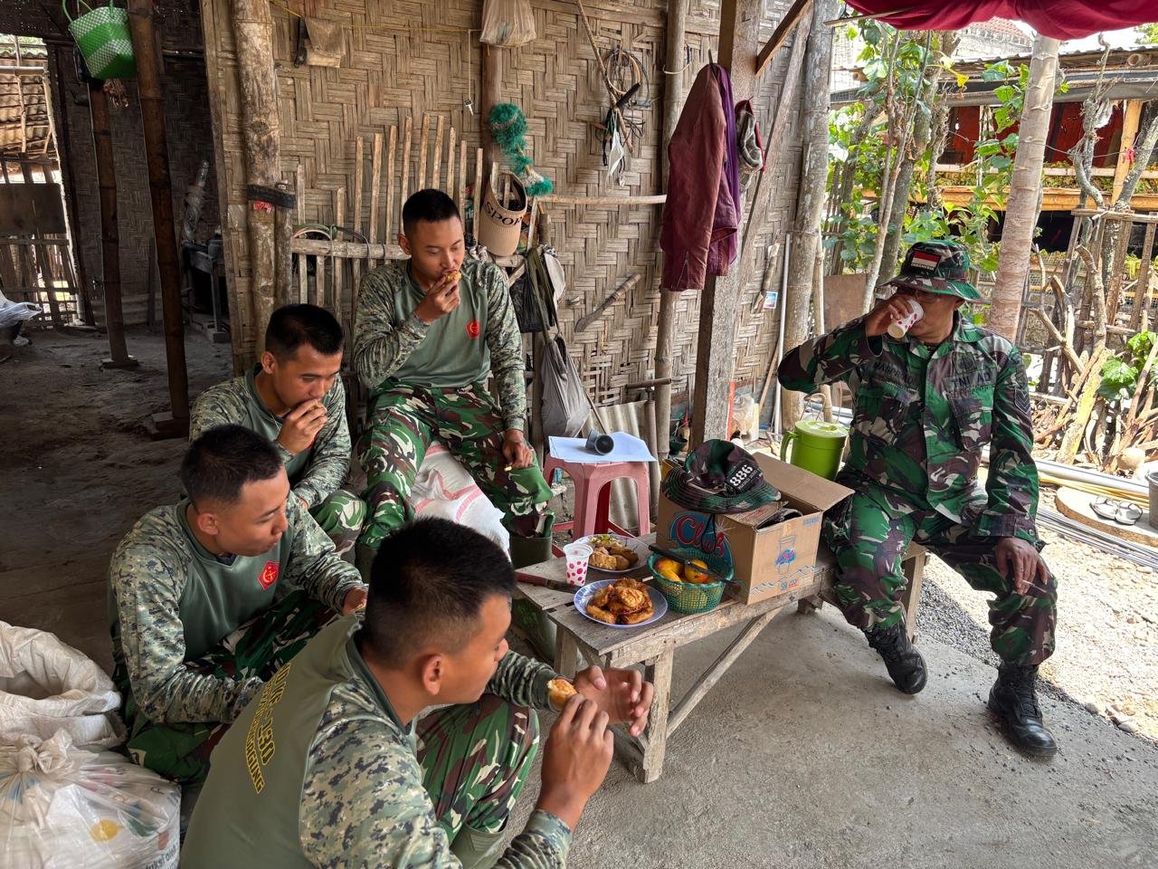 Prajurit TMMD Dihormati dengan Jamuan Sederhana dari Warga Pedesaan