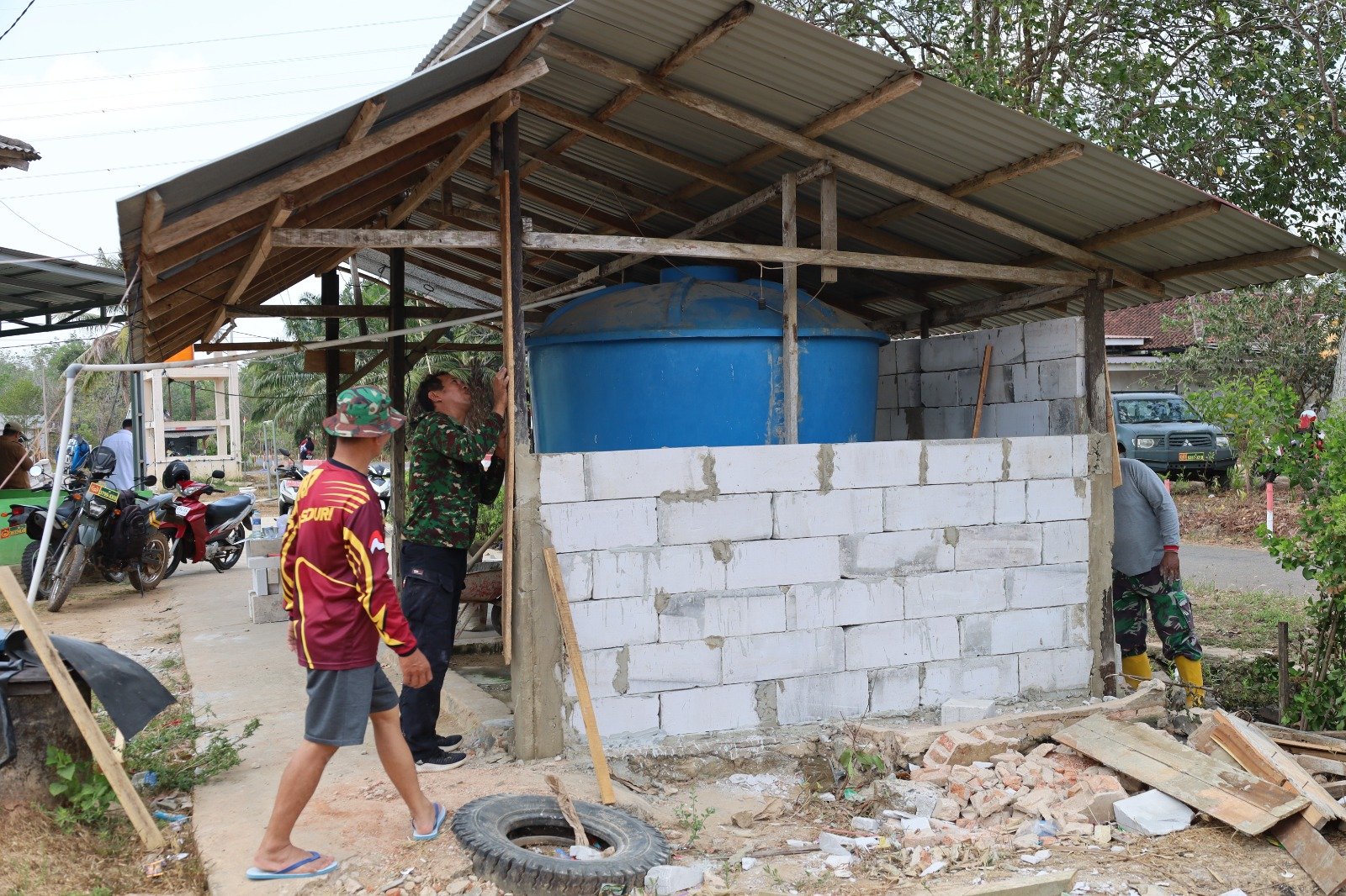 Fasilitas Wudhu Mushola Istiqomah Mulai Terwujud, Dinding Dikerjakan dengan Baik