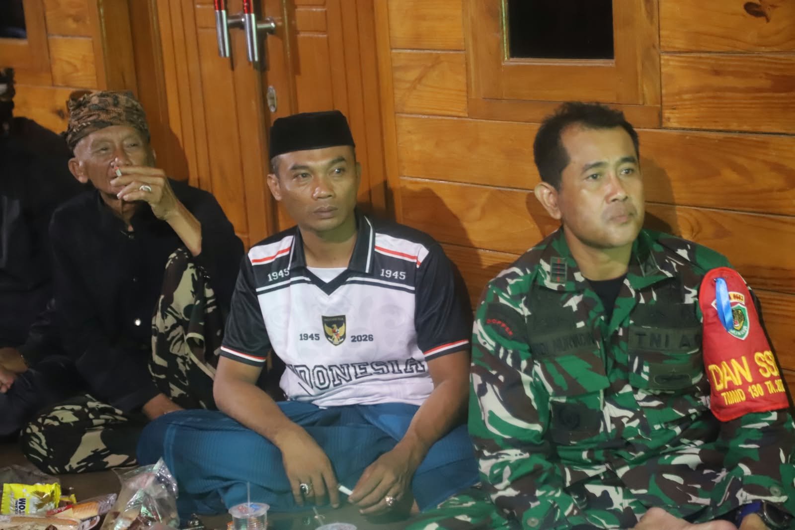 Kedekatan TNI dan Warga Terjalin Lewat Nonton Bareng Sepak Bola di Lebak