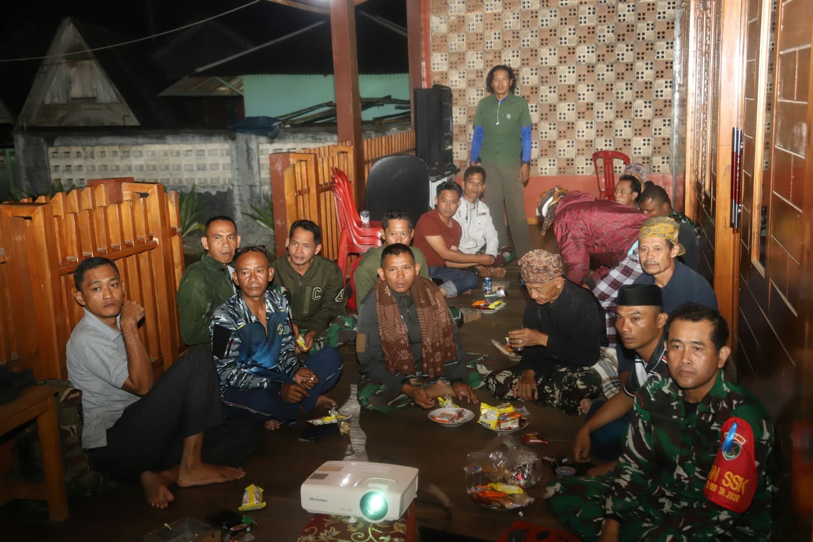 Membangun Persahabatan, TNI dan Warga Citorek Barat Gelar Nobar Sepak Bola