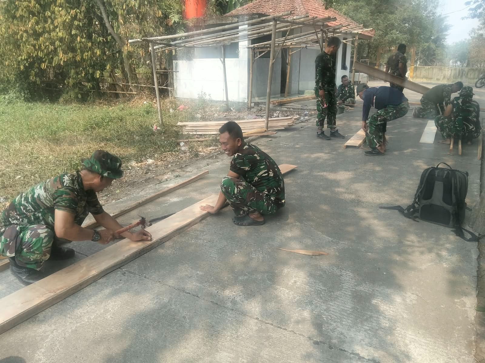 Kekuatan Infrastruktur Desa: Satgas TMMD ke-130 Fokus pada Pembuatan Bekisting