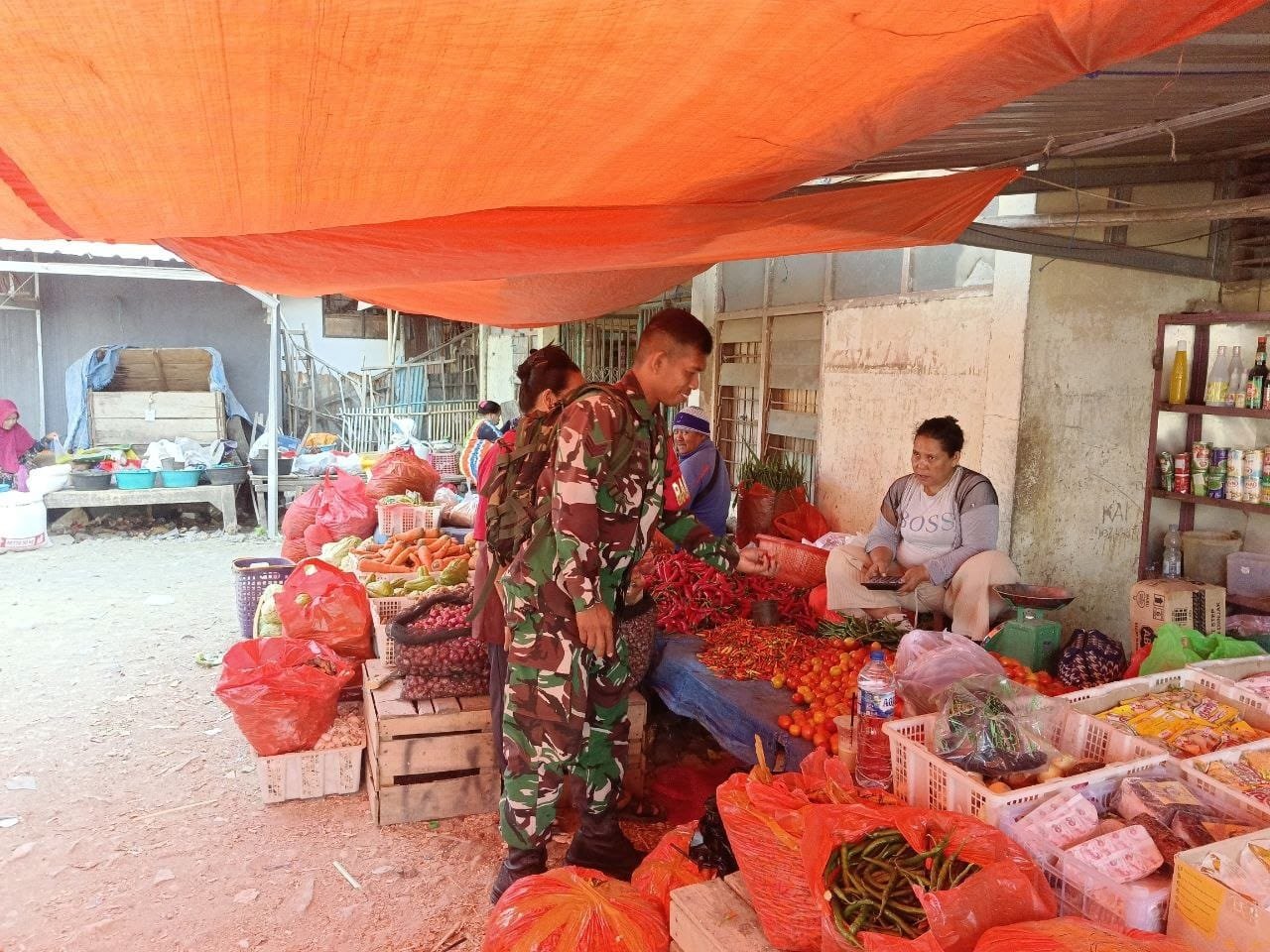 Pemantauan Harga Bahan Pokok oleh Babinsa Kelurahan Pajalele di Amparita
