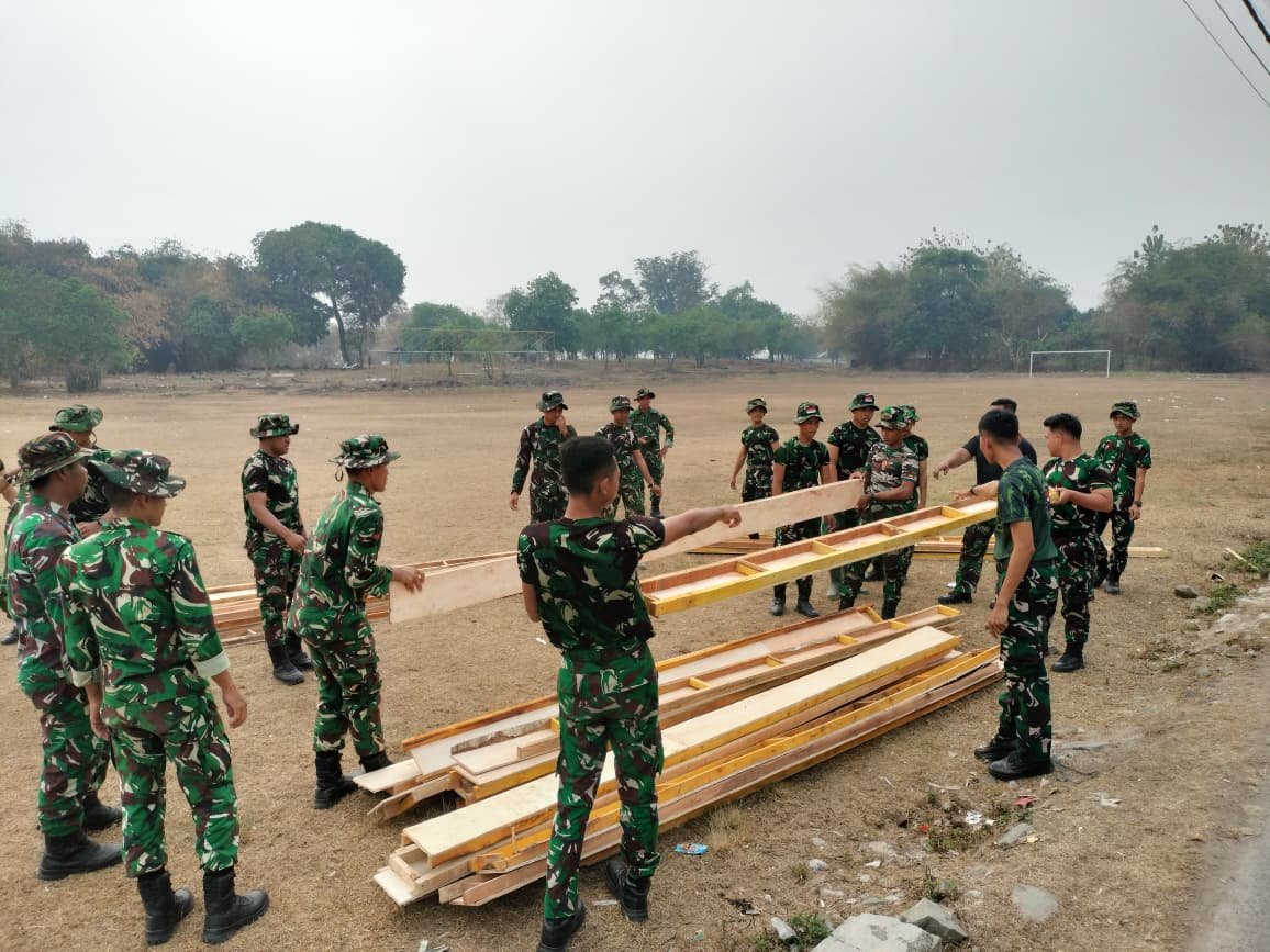 Satgas TMMD ke-130 Wujudkan Proyek Konstruksi Melalui Mobilisasi Bekisting di Sumur Bandung