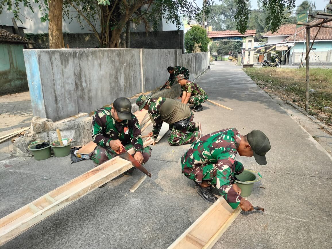 Keterlibatan TNI dalam Pembangunan Bekisting di Desa Sumur Bandung Berlanjut