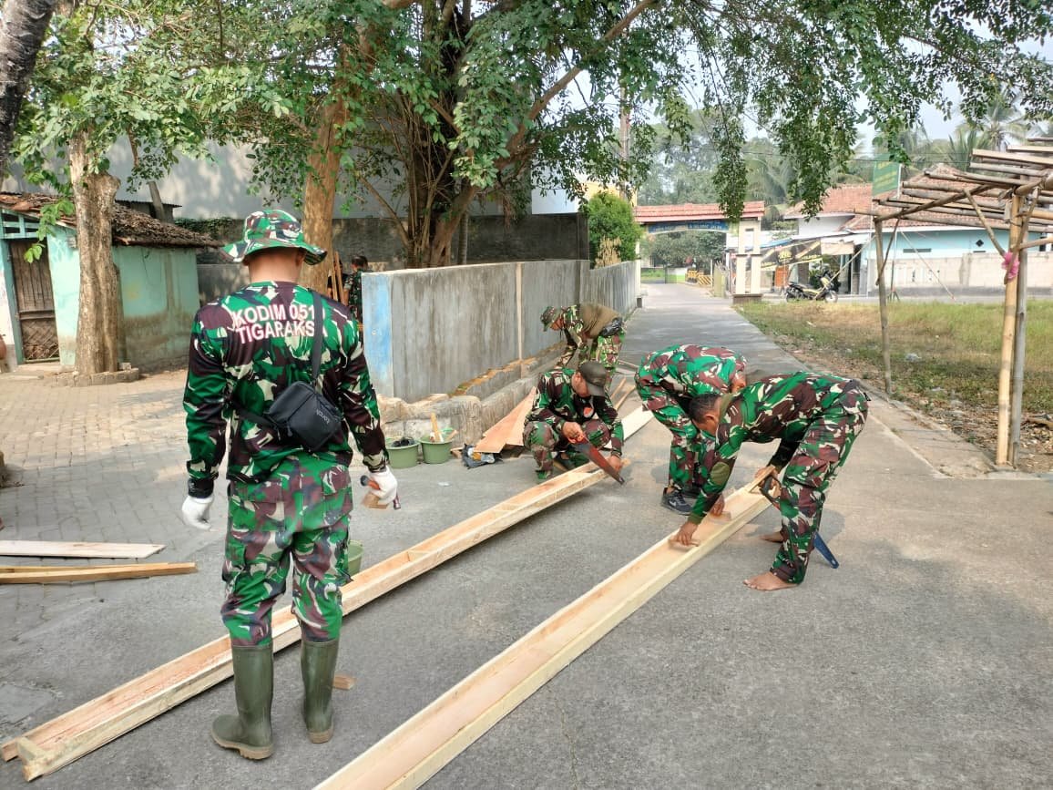 Sinergi Tim Satgas TMMD ke-130 Ciptakan Bekisting Berkualitas untuk Pembangunan