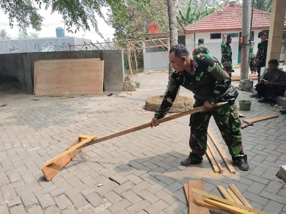 Pembuatan Garuk oleh Satgas TMMD ke-130 untuk Dukung Proyek Pembangunan Desa