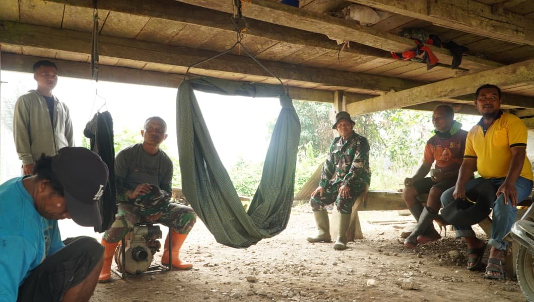 Satgas TMMD Berbagi Cerita dan Cita Bersama Warga di Parumpanai