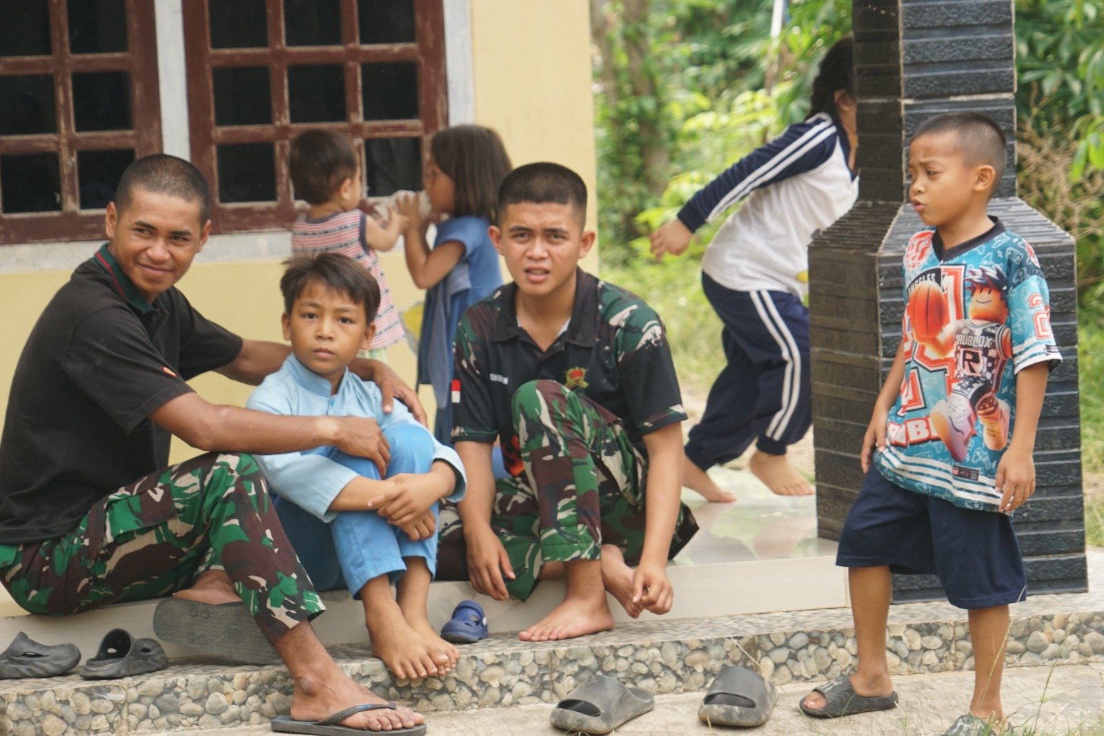 Kedekatan TNI dan Anak-Anak di Kandang Limun Memicu Keceriaan Baru