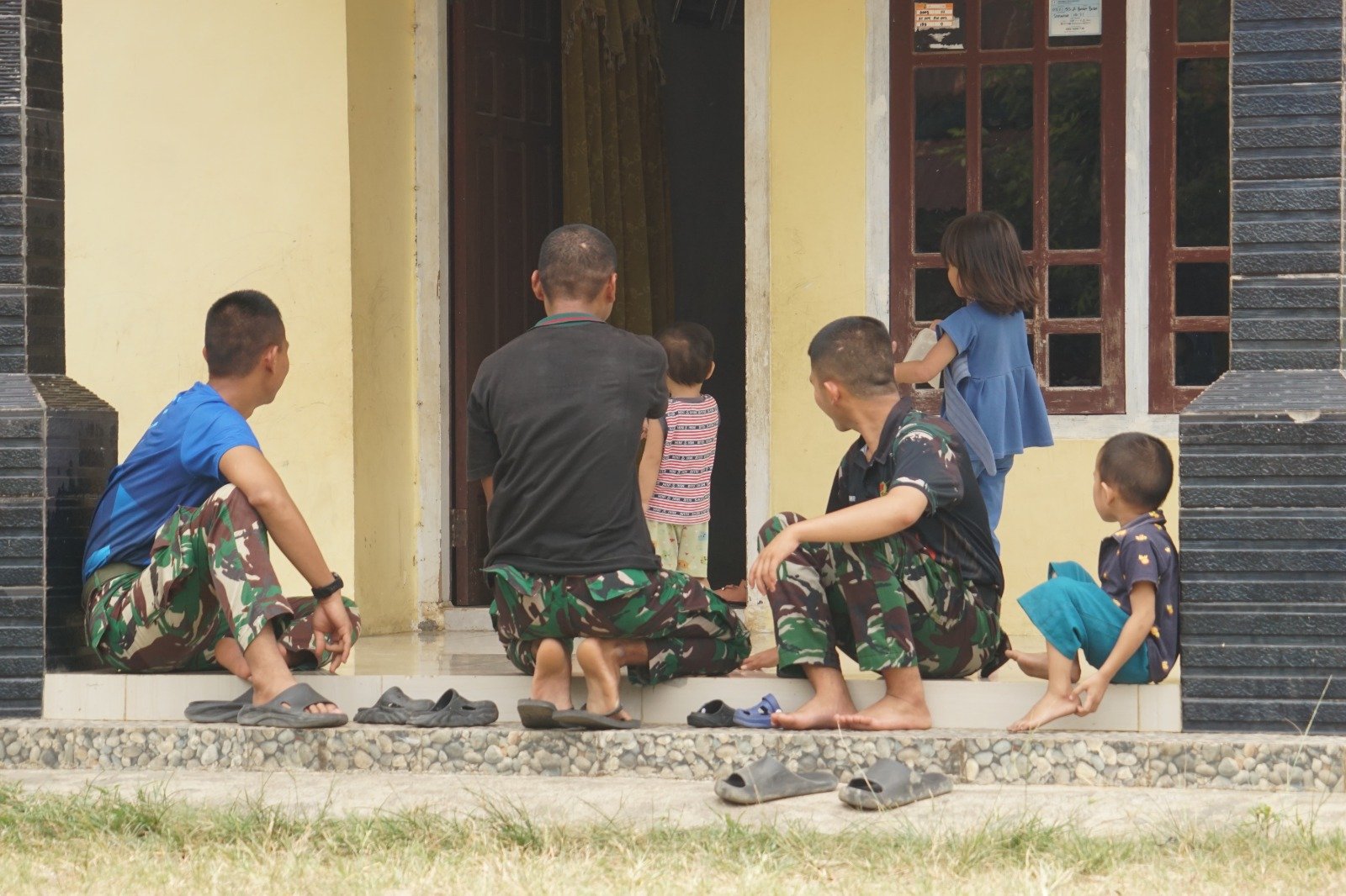 Keceriaan Anak Kandang Limun Menyambut Kehadiran Satgas TMMD dengan Semangat
