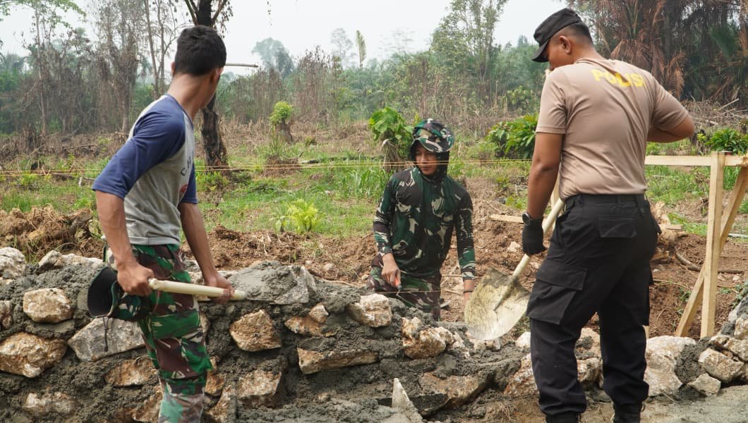 TNI dan Polri Bahu-Membahu Membangun Infrastruktur untuk Masyarakat Luwu Timur