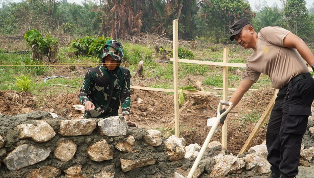 Masyarakat Luwu Timur Berperan Aktif dalam Program TMMD ke-130 Bersama TNI-Polri