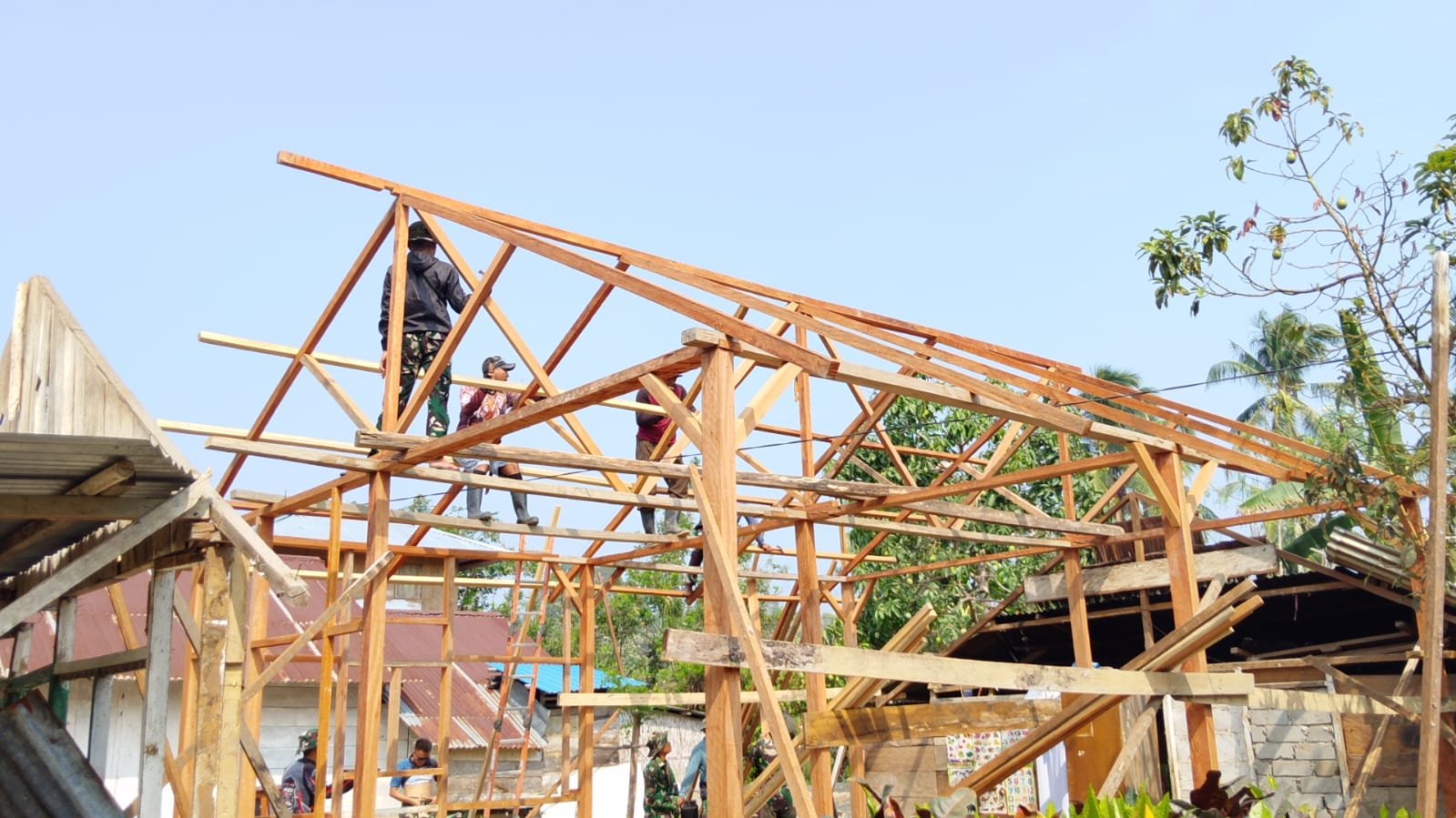 Pembangunan RTLH Arianto Atan Masuki Tahap Rangka Atap Berkat Kerja Satgas TMMD