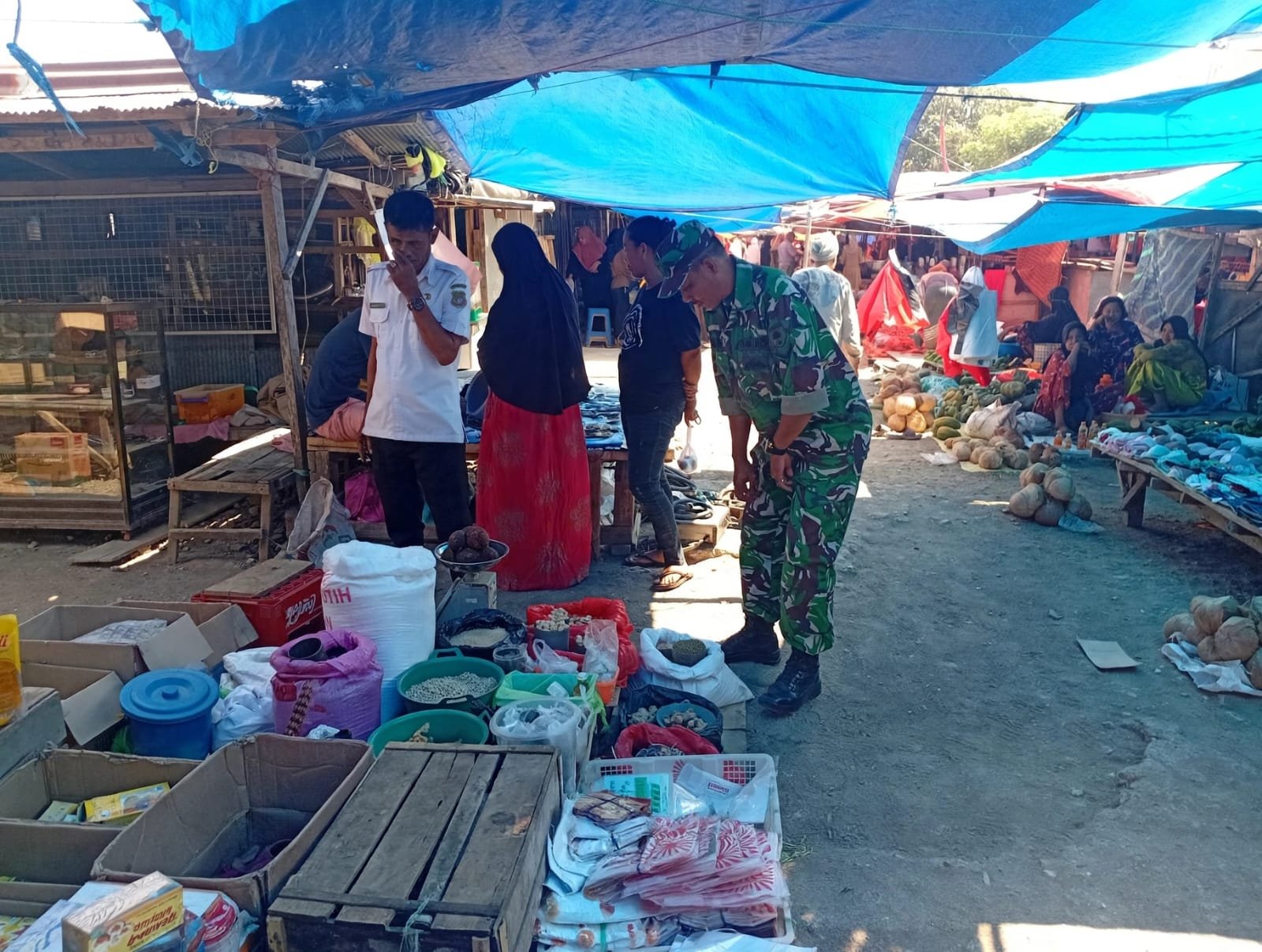 Pengawasan Harga Sembako di Pasar Sentral Bilokka oleh Babinsa