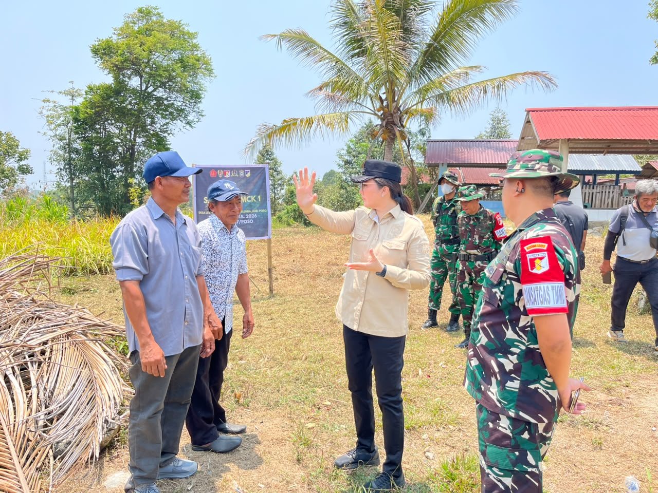 Bupati Poso dan Dandim Inspeksi MCK Desa Leboni Setelah Pelaksanaan TMMD