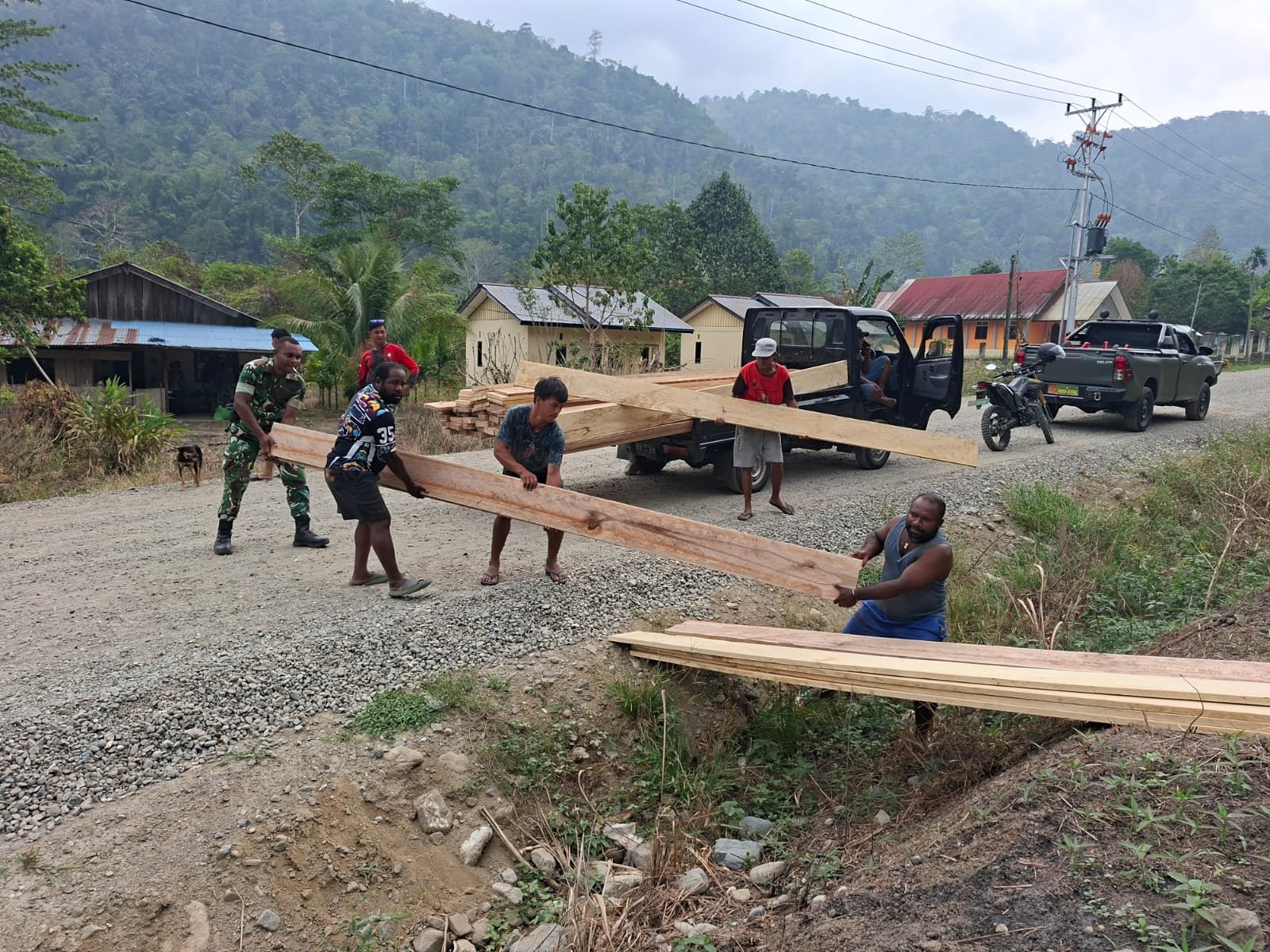 Kampung Yamboi Tangkas Siapkan Material TMMD dengan Kerja Sama TNI dan Warga