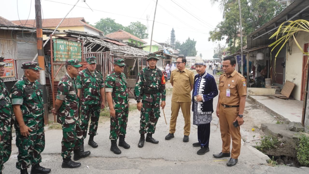 Kolonel Anto Sudiatna Kaji Proyek Infrastruktur di Desa Sumur Bandung