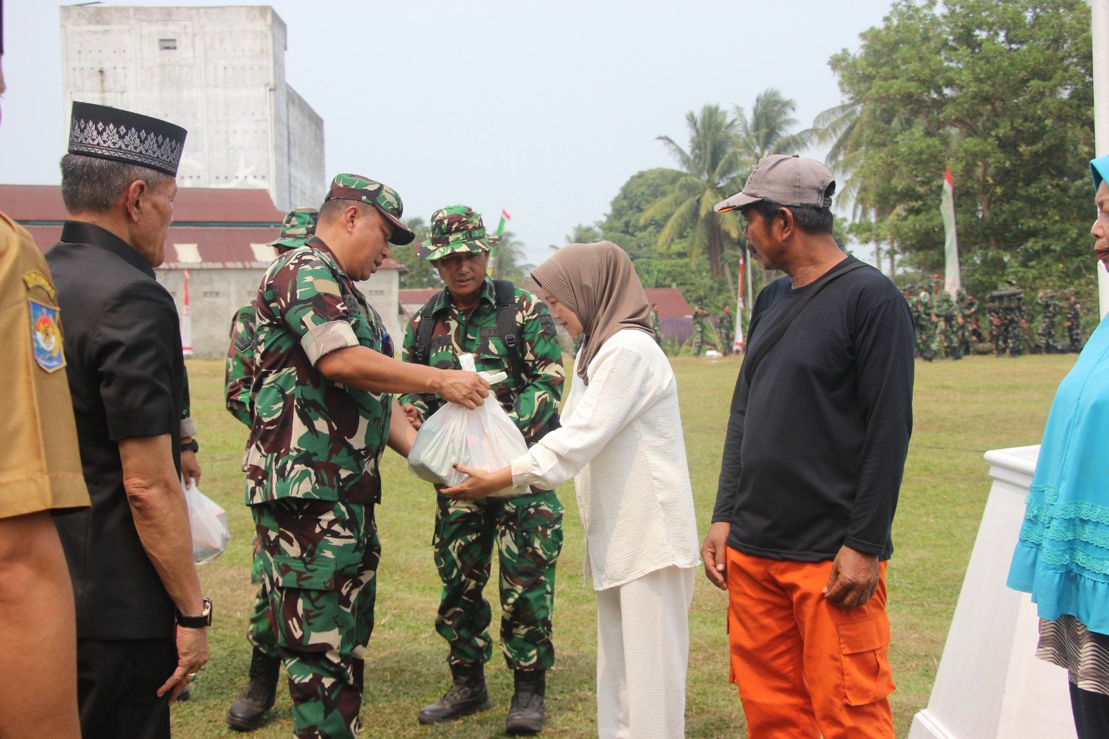 TMMD ke-130: TNI Bantu Warga Kandang Limun Melalui Sembako dan Pembangunan