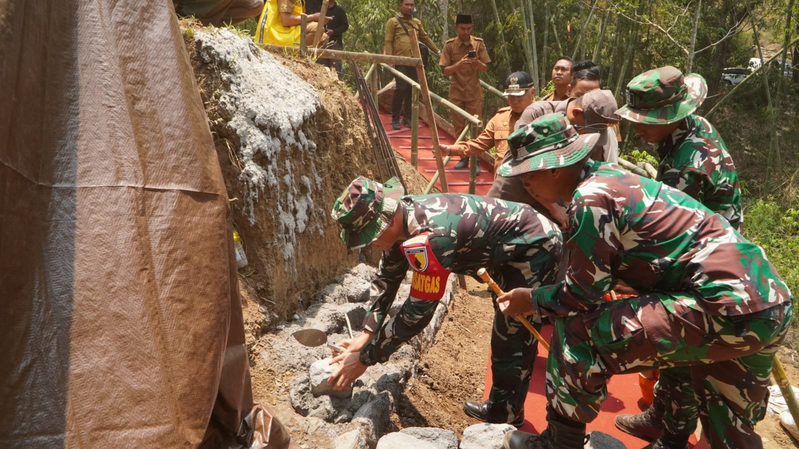 Proyek Dinding Penahan Tanah Dimulai, Bupati Malang Resmikan TMMD 130 di Taji