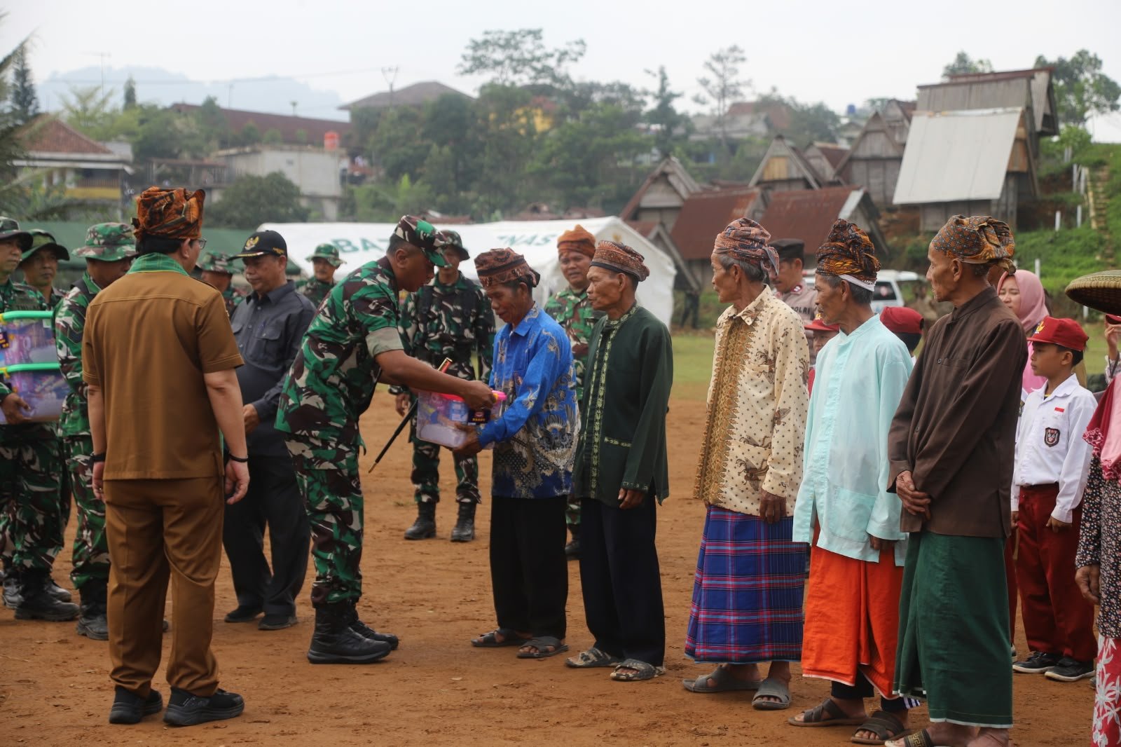 TNI Dukung Pembangunan Jalan Akses Situs Cibedug untuk Pemberdayaan Ekonomi Desa